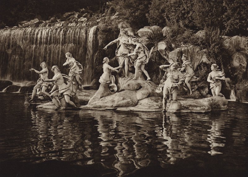 إيطاليا: Caserta ، Group of Diana ، في الحديقة (b / w photo) بواسطة كيرت هيلشر
