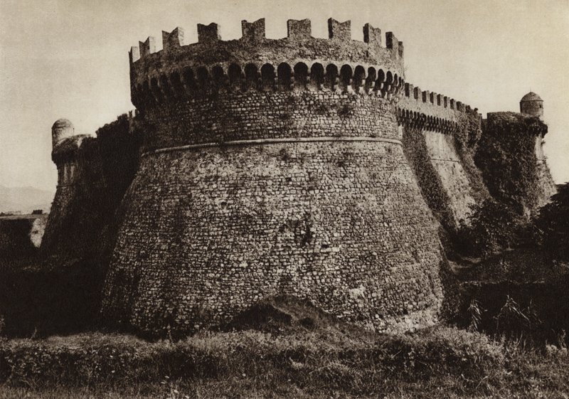 إيطاليا: قلعة Sarzanello (b / w photo) بواسطة كيرت هيلشر