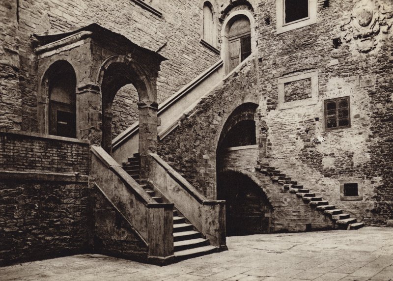 إيطاليا: Cortona ، Palazzo Pretorio (b / w photo) بواسطة كيرت هيلشر
