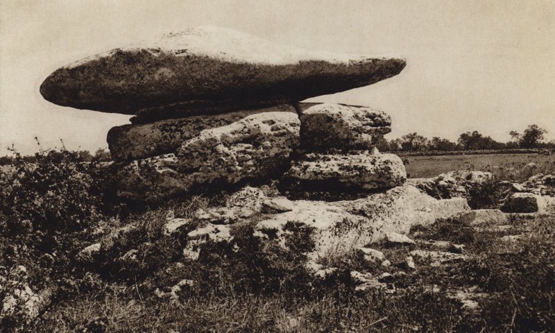 إيطاليا: Minervino di Lecce ، Dolmen (b / w photo) بواسطة كيرت هيلشر