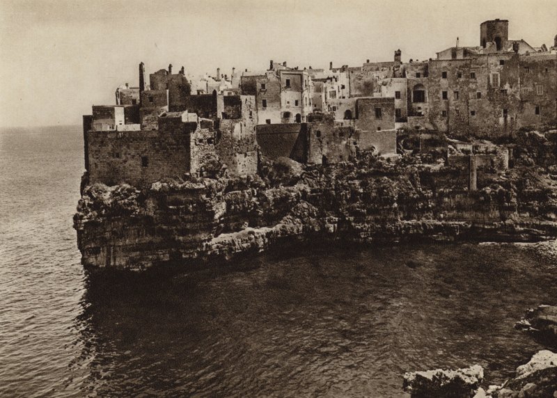 إيطاليا: Polignano a Mare ، بوليا (b / w photo) بواسطة كيرت هيلشر