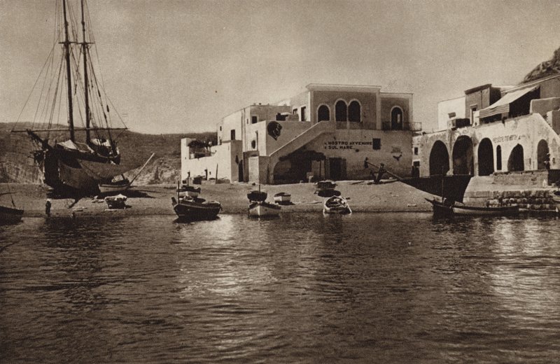إيطاليا: S Angelo ، Ischia (صورة b / w) بواسطة كيرت هيلشر