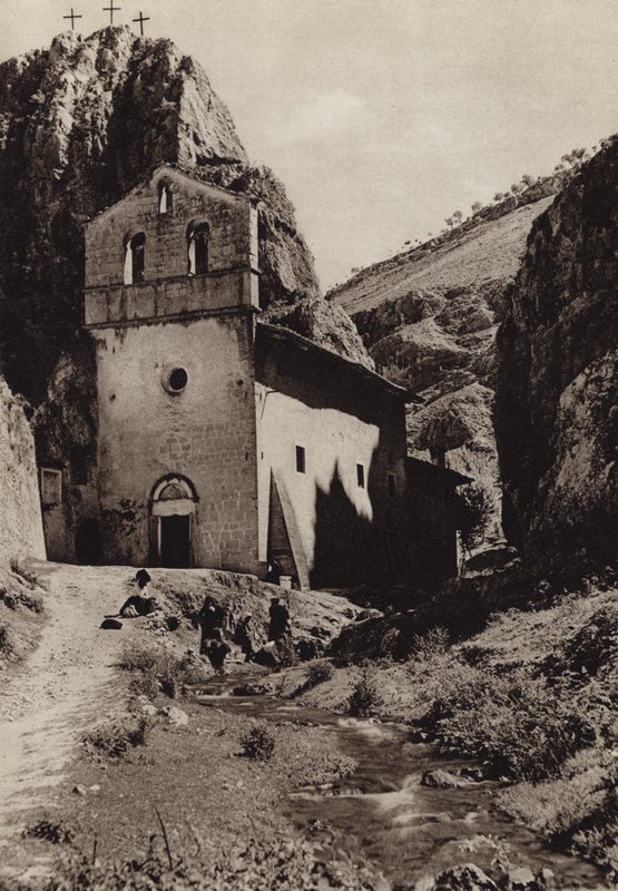 إيطاليا: Val di Rajale ، Abruzzi (b / w photo) بواسطة كيرت هيلشر