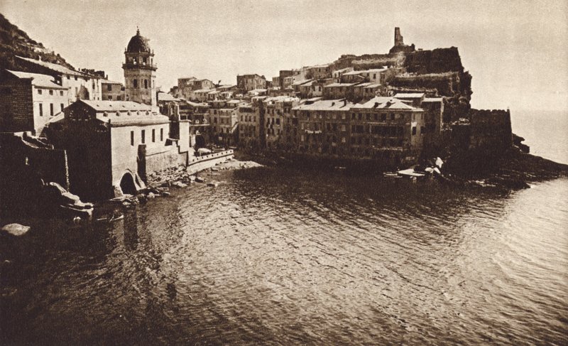 إيطاليا: فيرنازا ، ريفيرا (صورة b / w) بواسطة كيرت هيلشر