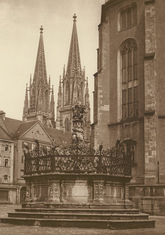 Regensburg ، نافورة من عام 1721 في Neupfarrplatz وأبراج الكاتدرائية ؛ ريغنسبورغ ، النافورة (1721) في "نيوبفار بلاتز" ، وكاتدرائية (صورة بالأبيض والأسود) بواسطة كيرت هيلشر