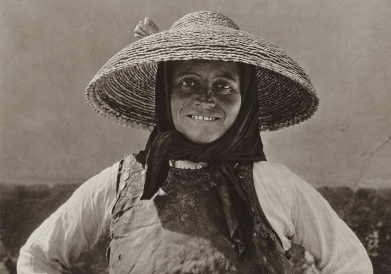 رومانيا: Liebling ، امرأة Suabian (b / w photo) بواسطة كيرت هيلشر