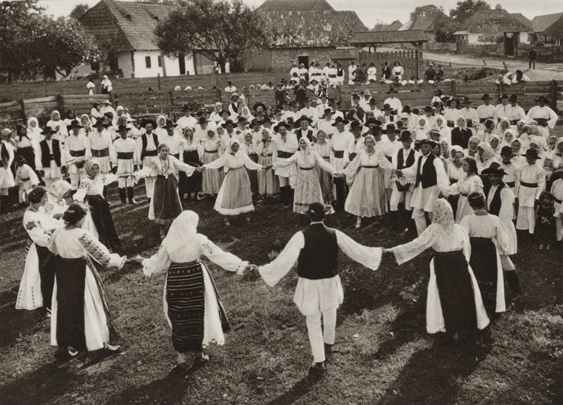 رومانيا: Rusu-Bargaului ، Hora (b / w photo) بواسطة كيرت هيلشر