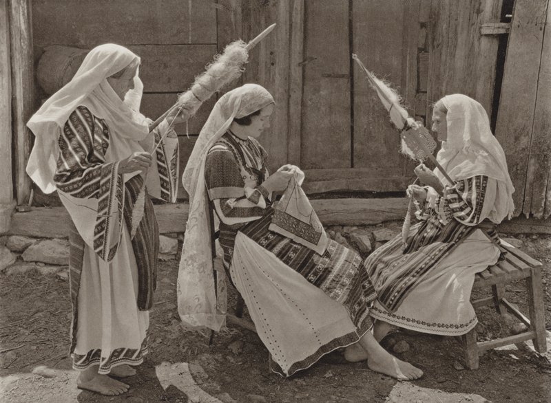 رومانيا: Tismana ، Spinners (b / w photo) بواسطة كيرت هيلشر