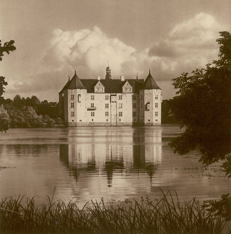 Schloss Glucksburg بالقرب من فلنسبورغ (شليسفيغ) ؛ قلعة Glucksburg بالقرب من فلنسبورغ (شليسفيغ) (b / w photo) بواسطة كيرت هيلشر