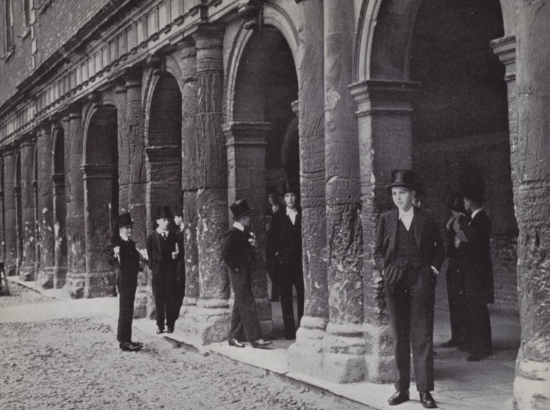 Outside Chambers ، Eton ، في انتظار خروج السادة (صورة أبيض وأسود) بواسطة لازلو موهولي ناجي