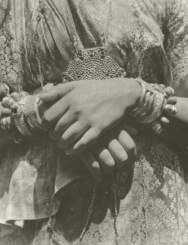 يد سيدة كانديان (صورة b / w) بواسطة ليونيل وندت