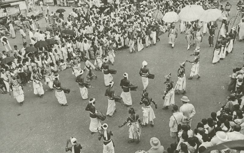 Perahera (b / w photo) بواسطة ليونيل وندت