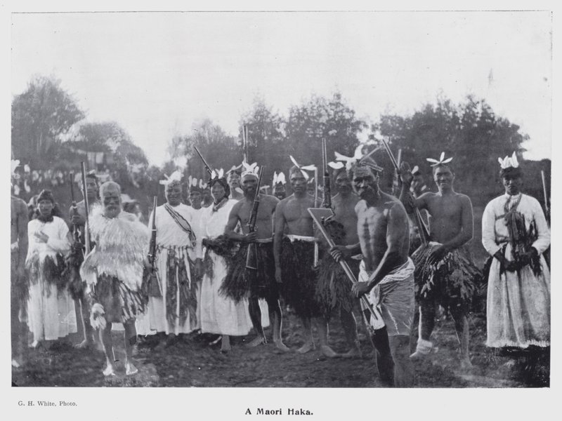 نيو بلايموث ، نيوزيلندا: A Maori Haka (b / w photo) بواسطة مصور نيوزيلندا