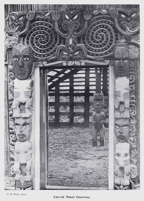نيو بلايموث ، نيوزيلندا: Carved Maori Doorway (b / w photo) بواسطة مصور نيوزيلندا