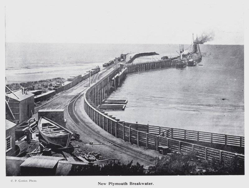 نيو بلايموث ، نيوزيلندا: New Playmouth Breakwater (b / w photo) بواسطة مصور نيوزيلندا