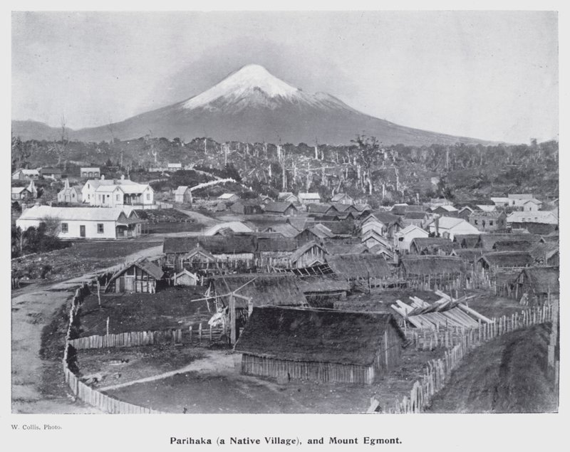 نيو بلايموث ، نيوزيلندا: Parihaka ، قرية أصلية ، وجبل إيغمونت (صورة b / w) بواسطة مصور نيوزيلندا