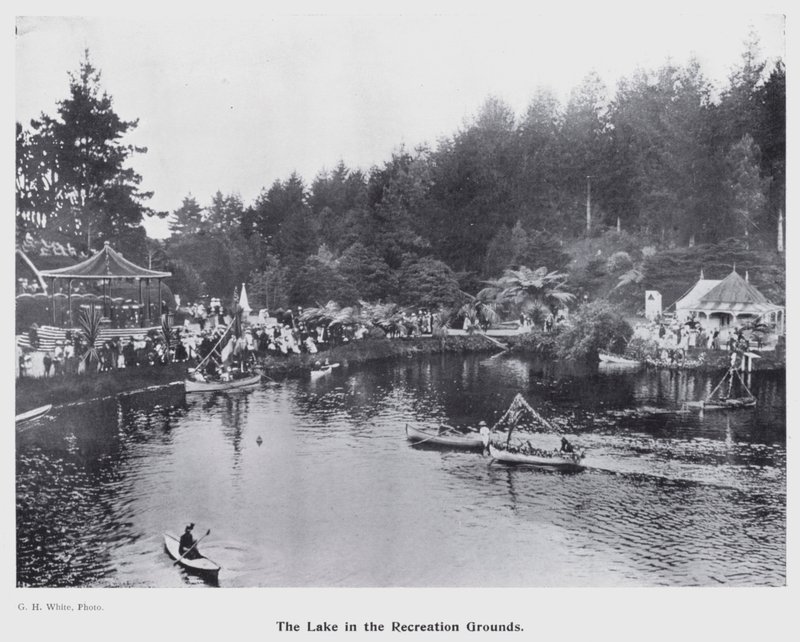 نيو بلايموث ، نيوزيلندا: The Lake in the Recreation Grounds (b / w photo) بواسطة مصور نيوزيلندا