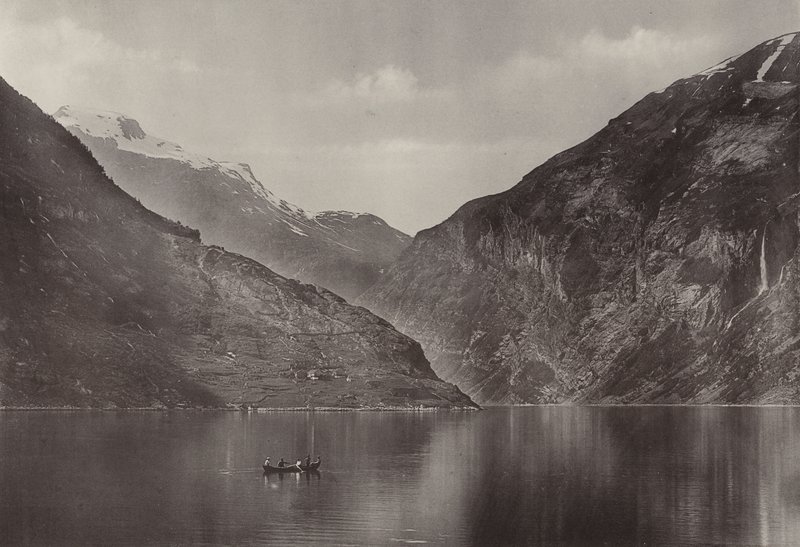 في Geirangerfjord (صورة b / w) بواسطة مصور نرويجي