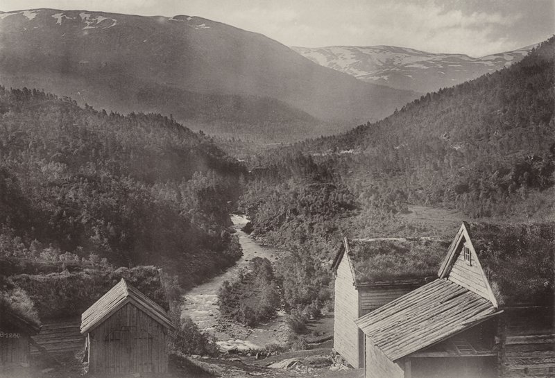 النظر إلى الشرق من فندق Stalheim (b / w photo) بواسطة مصور نرويجي
