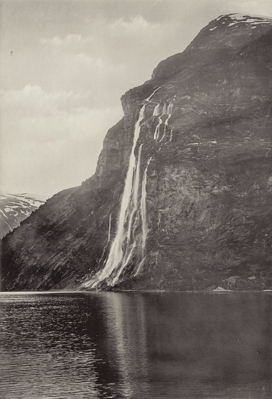 The Seven Sisters (Waterfall) Geiranger (صورة b / w) بواسطة مصور نرويجي