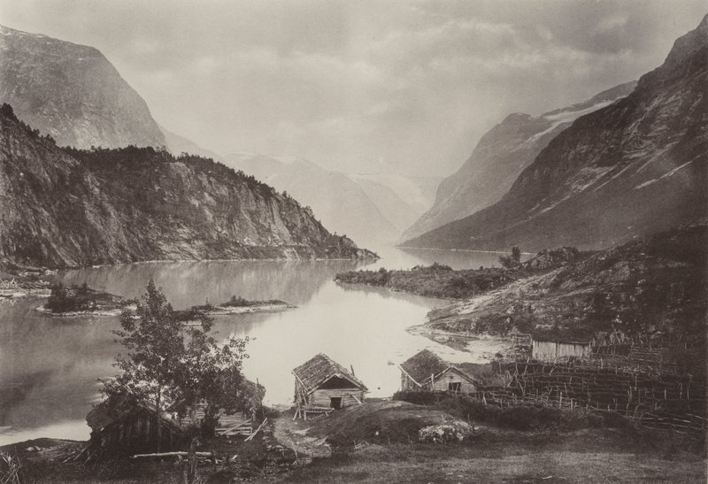 منظر لبحيرة Loen ، Nordfjord (صورة b / w) بواسطة مصور نرويجي