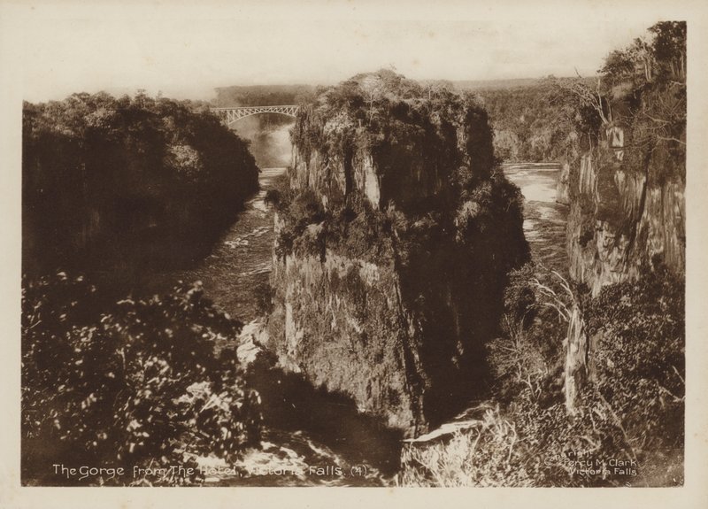 المضيق من الفندق ، شلالات فيكتوريا (b / w photo) بواسطة بيرسي م كلارك