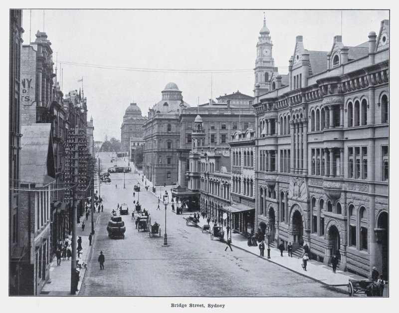 شارع بريدج ، سيدني (b / w photo) بواسطة مصور فوتوغرافي استرالي