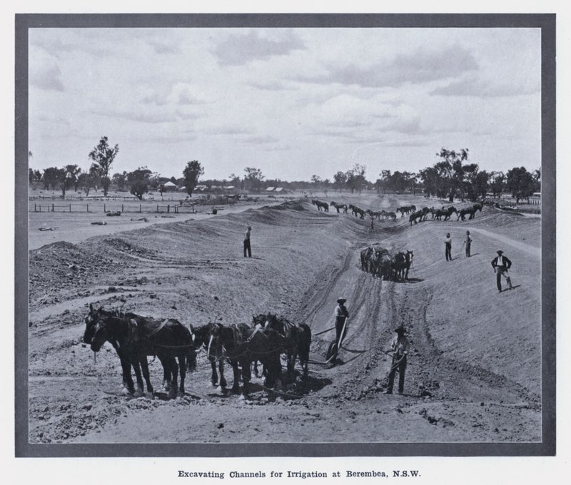 حفر القنوات للري في Berembea ، نيو ساوث ويلز (b / w photo) بواسطة مصور فوتوغرافي استرالي
