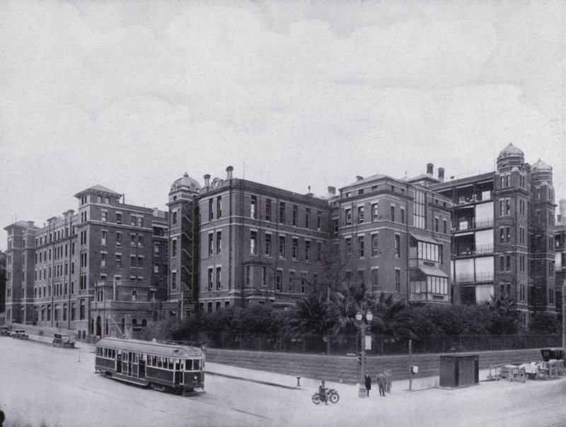 Melbourne Hospital, from the intersection of Swanston and Lonsdale Streets (b/w photo) بواسطة مصور فوتوغرافي استرالي