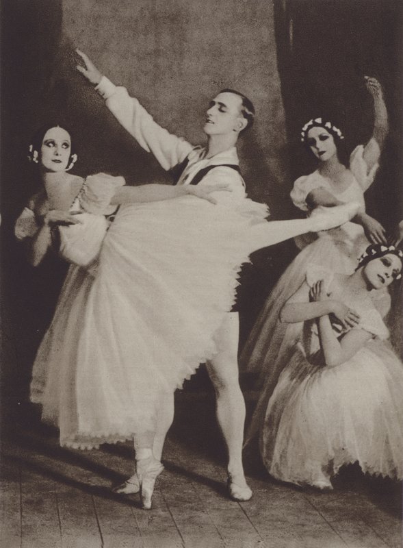 Pavlova with Novikoff in "Chopiniana" (b/w photo) بواسطة مصور فوتوغرافي استرالي