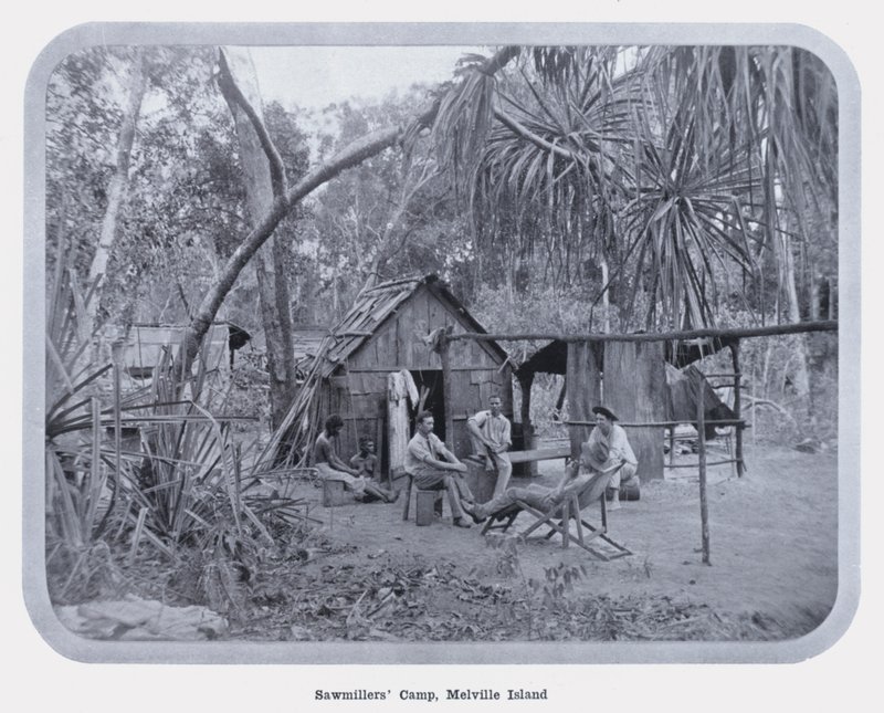 معسكر Sawmillers ، Melville Island (b / w photo) بواسطة مصور فوتوغرافي استرالي