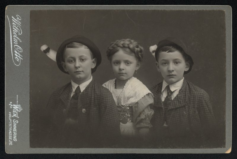 صورة لثلاثة أطفال نمساويين (صورة بالأبيض والأسود) بواسطة مصور نمساوي
