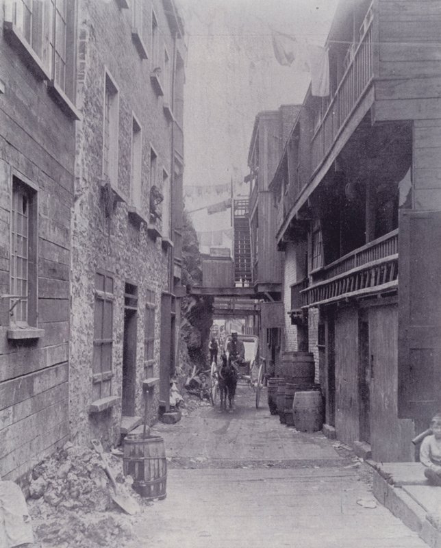 كندا: Little Champlain Street ، كيبيك (b / w photo) بواسطة المصور كندي
