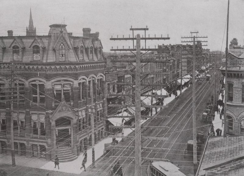 Dundas Street، Looking East، London، Ontario (b / w photo) (صورة ب / ث) بواسطة المصور كندي