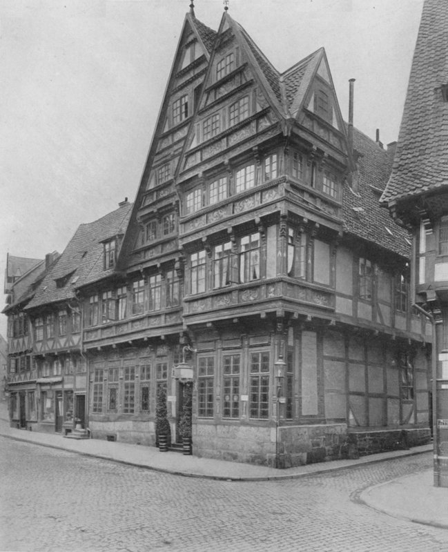 Altdeutsches Haus in Der Osterstrasse (b/w photo) بواسطة مصور فوتوغرافي ألماني
