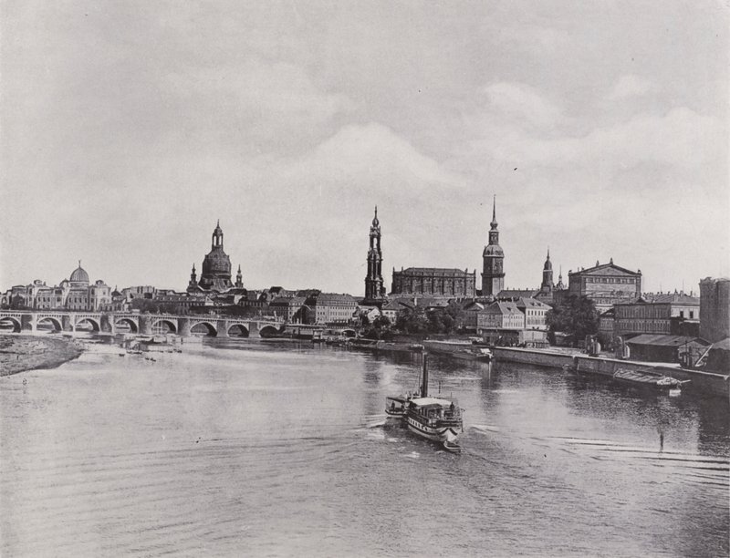 البلدة القديمة من Marienbrucke (b / w photo) بواسطة مصور فوتوغرافي ألماني