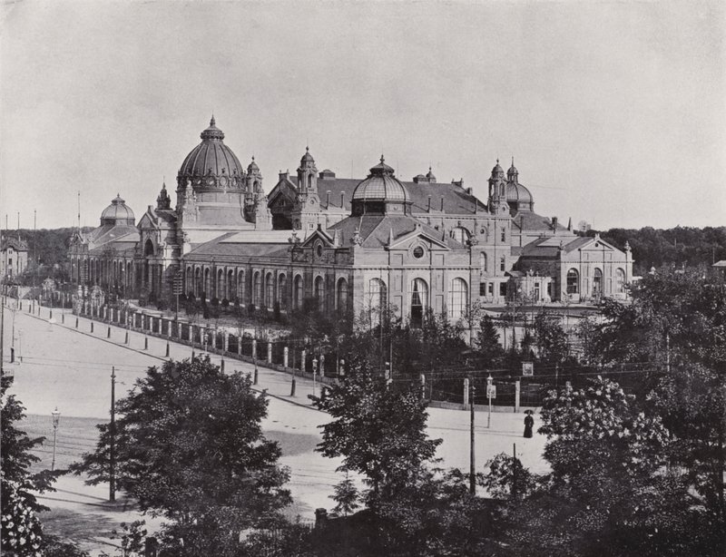 Ausstellungs-Gebaude (b/w photo) بواسطة مصور فوتوغرافي ألماني