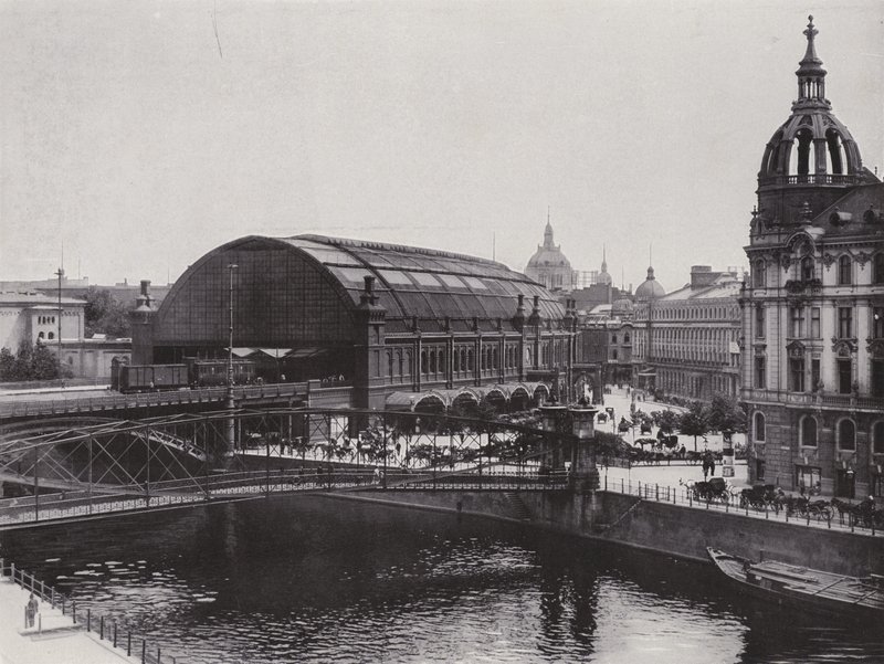 محطة قطار Friedrich-Strasse (b / w photo) بواسطة مصور فوتوغرافي ألماني