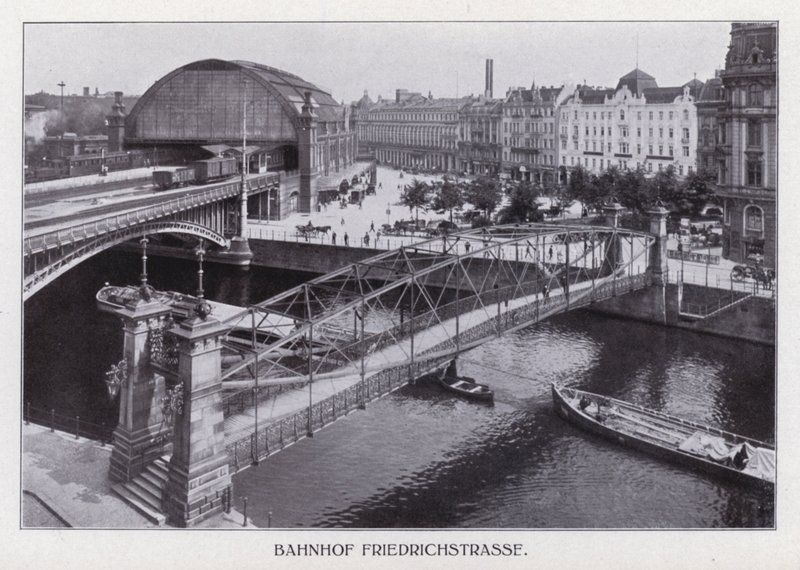 برلين: Bahnhof Friedrichstrasse (b / w photo) بواسطة مصور فوتوغرافي ألماني
