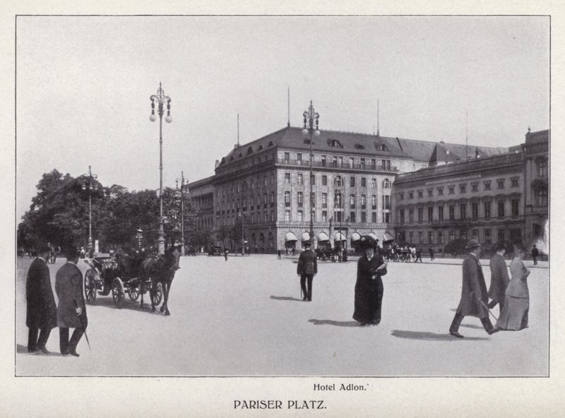 برلين: Pariser Platz (صورة b / w) بواسطة مصور فوتوغرافي ألماني