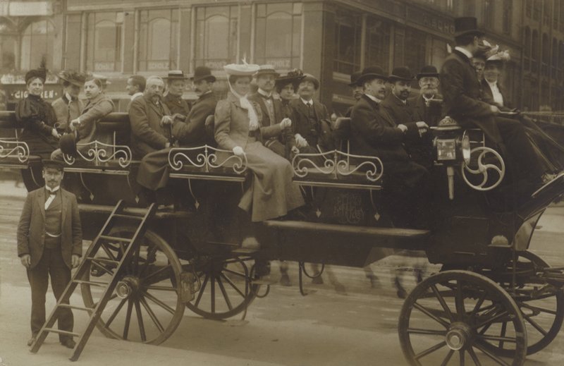 Charabanc ، برلين (b / w photo) بواسطة مصور فوتوغرافي ألماني