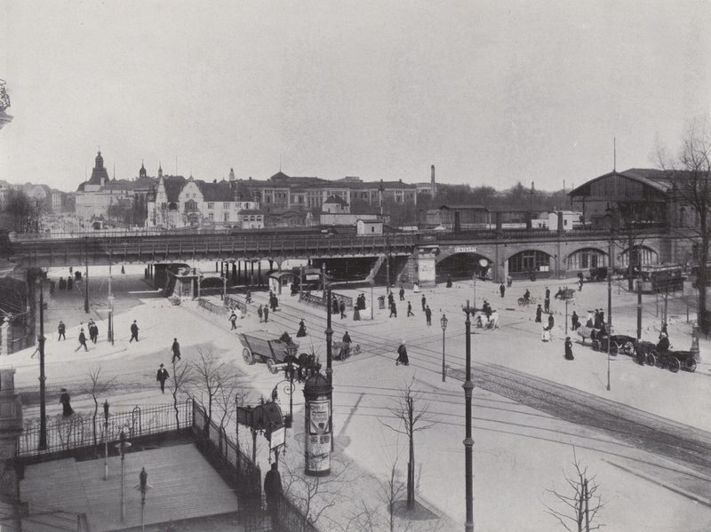 Charlottenburg, Hardenbergstrasse, Bahnhof Zoologischer Garten (b/w photo) بواسطة مصور فوتوغرافي ألماني