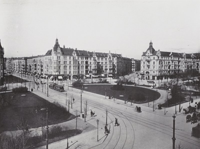 Charlottenburg, Savigny-Platz (b/w photo) بواسطة مصور فوتوغرافي ألماني