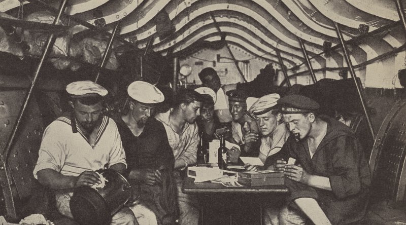 Crew quarters aboard a German submarine (b/w photo) بواسطة مصور فوتوغرافي ألماني