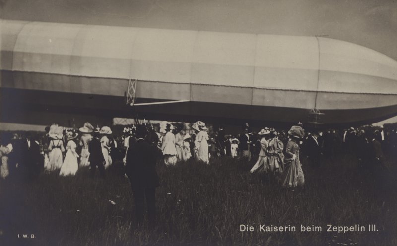Empress Victoria Augusta of Germany with Zeppelin LZ III (b/w photo) بواسطة مصور فوتوغرافي ألماني