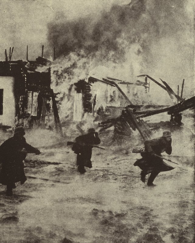 German soldiers advancing through the burning ruins of Rotterdam after its bombing by the Luftwaffe, World War II, May 1940 (b/w photo) بواسطة مصور فوتوغرافي ألماني