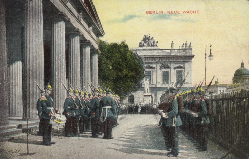 جنود ألمان في عرض عسكري خارج Neue Wache ، برلين (صورة ملونة) بواسطة مصور فوتوغرافي ألماني