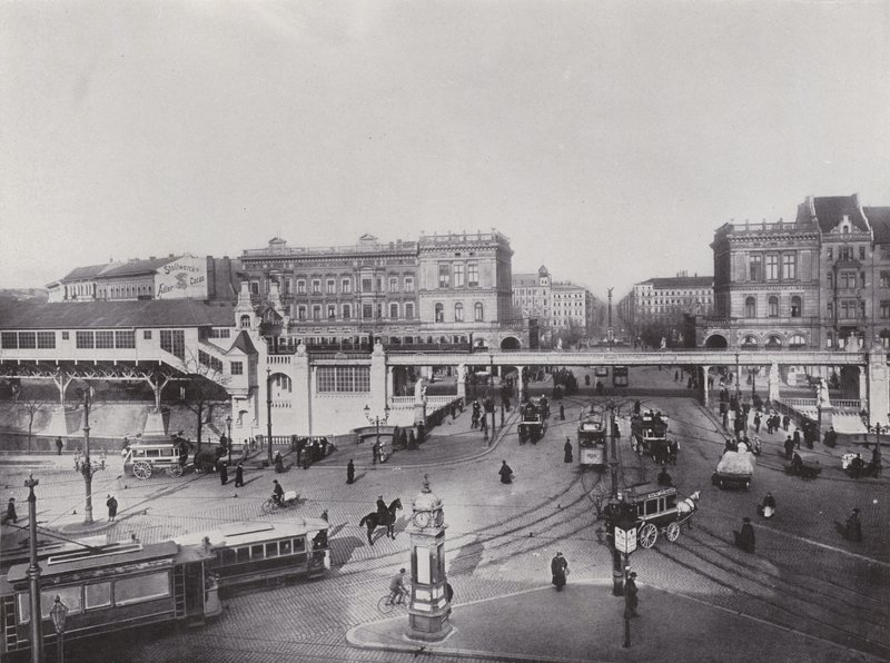 Hallesches Tor mit Hochbahn-Bahnhof (b / w photo) بواسطة مصور فوتوغرافي ألماني