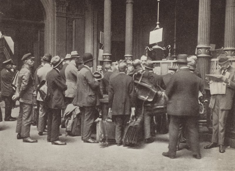 تضخم مفرط في فايمار ألمانيا: أفراد من الجمهور يصطفون خارج Reichsbank في برلين مع حقائب لنقل أموالهم ، يوليو 1923 (b / w photo) بواسطة مصور فوتوغرافي ألماني