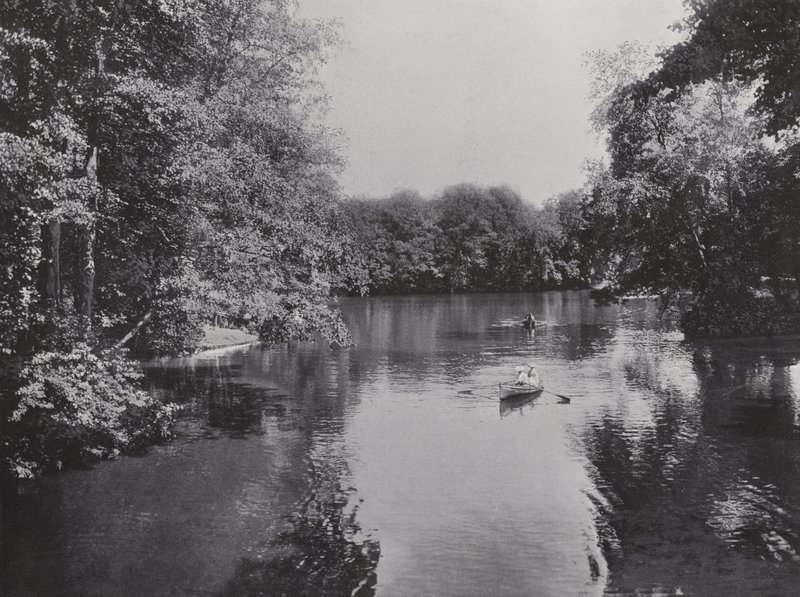 في Tiergarten ، نوير سي (b / w photo) بواسطة مصور فوتوغرافي ألماني
